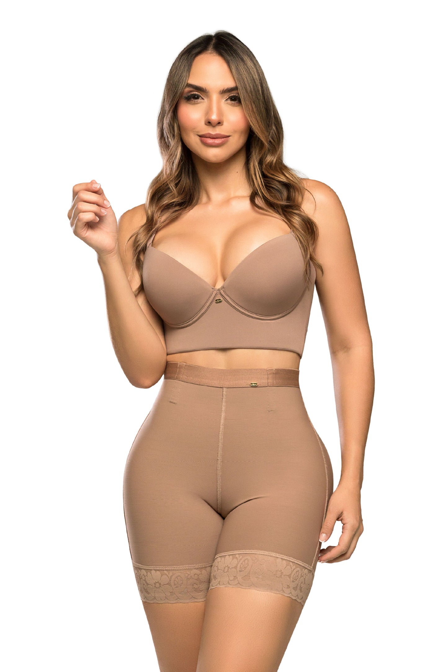 - Panty SMI04024 Ultrainvisible con triple realce y talle medio
- Vista posterior del panty moldeador media pierna SMI04024
- Detalle de encaje en piernas y compresión abdominal del SMI04024