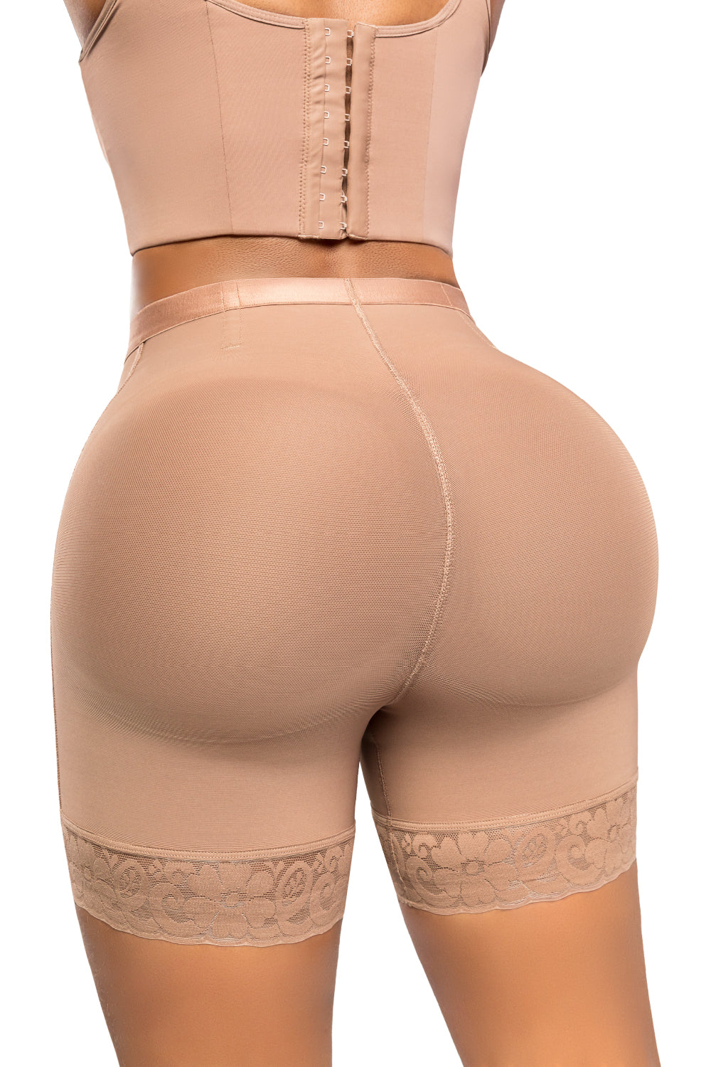 - Panty SMI04024 Ultrainvisible con triple realce y talle medio
- Vista posterior del panty moldeador media pierna SMI04024
- Detalle de encaje en piernas y compresión abdominal del SMI04024