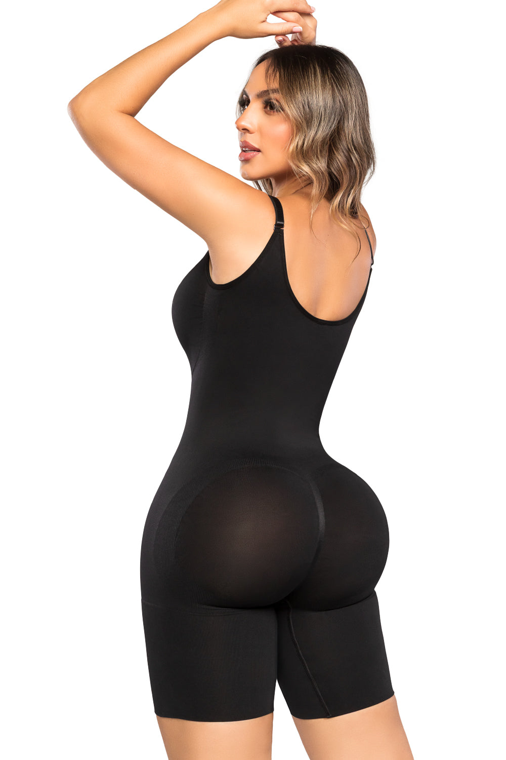 - Faja SMI7155 DUQUESA con triple lifting y soporte lateral removible
- Vista lateral y posterior de la faja hasta la rodilla con tirantes ajustables
- Detalle del diseño sin costuras y panty incluido en la SMI7155