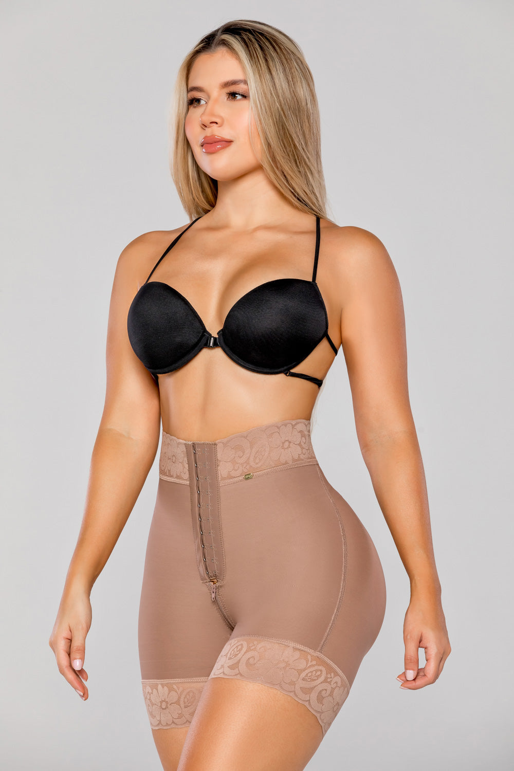 - Panty faja media pierna con abrochadura frontal efecto lifting
- Panty moldeador color cocoa con encaje siliconado
- Faja invisible con cierre perineal y control abdominal