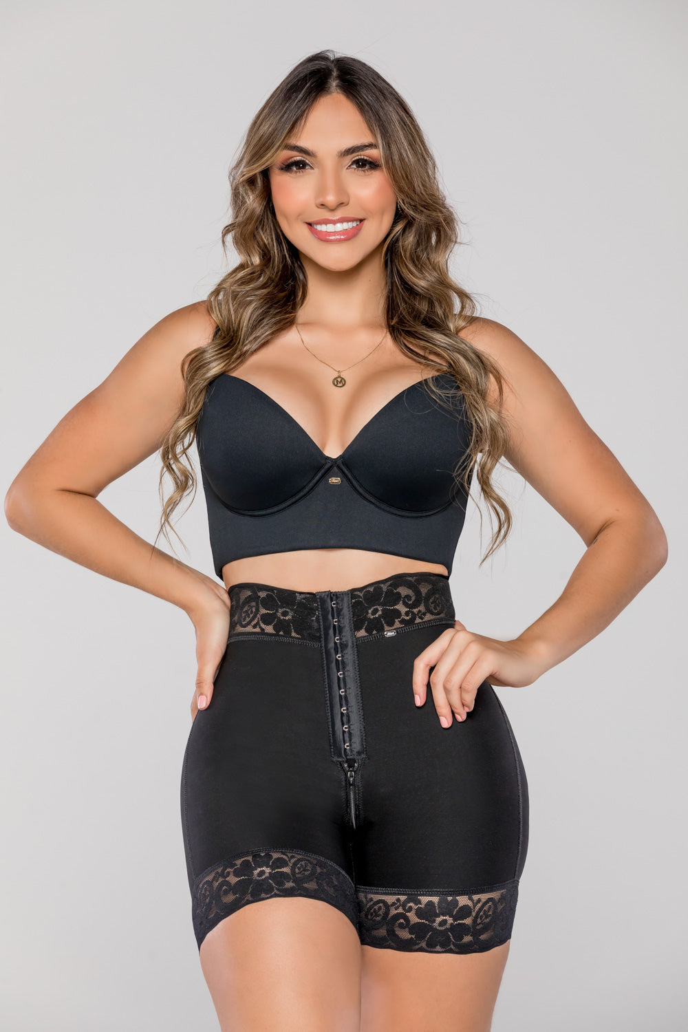 - Panty faja media pierna con abrochadura frontal efecto lifting
- Panty moldeador color cocoa con encaje siliconado
- Faja invisible con cierre perineal y control abdominal
