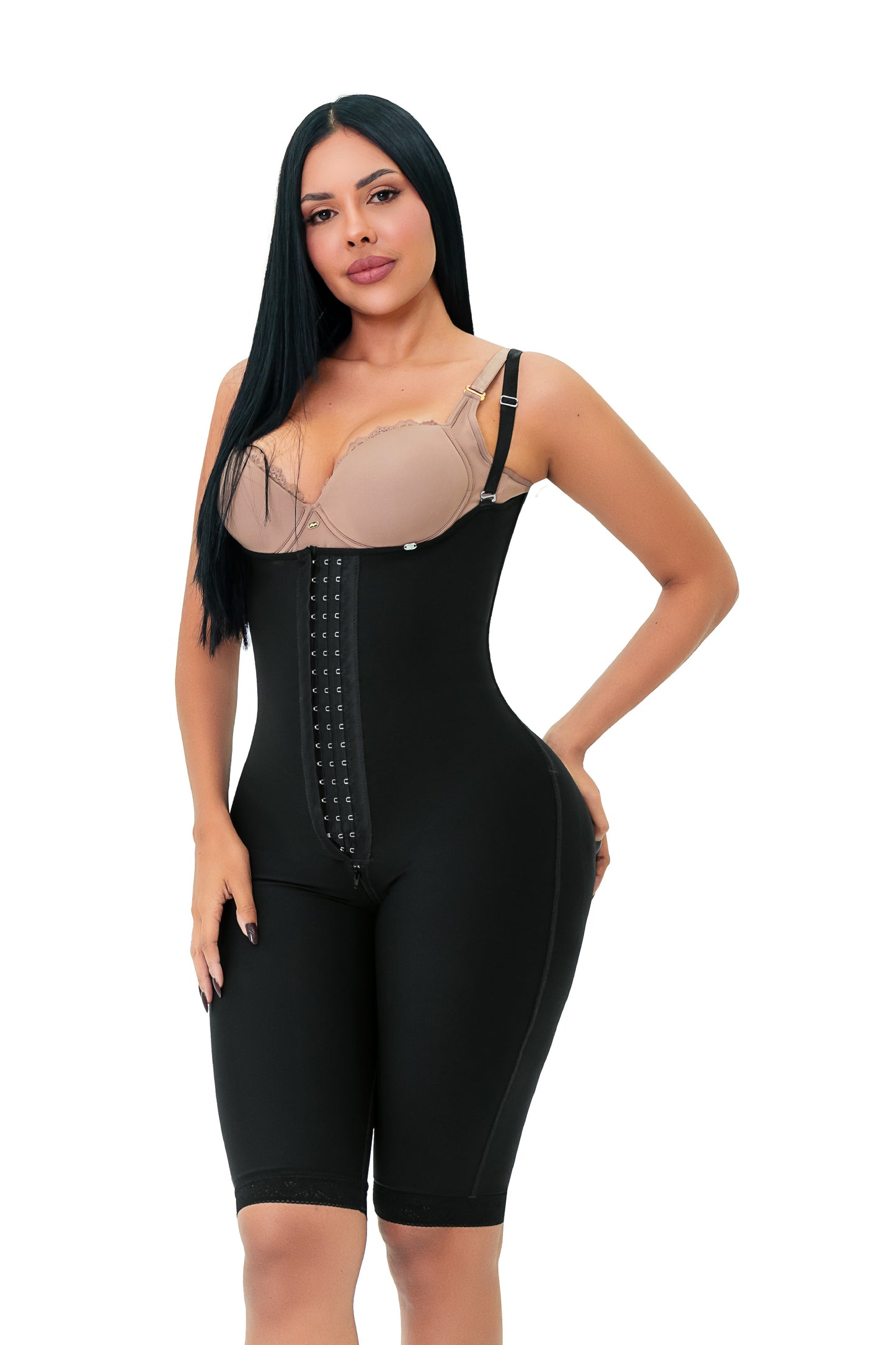 - Faja SMI7155 DUQUESA con triple lifting y soporte lateral removible
- Vista lateral y posterior de la faja hasta la rodilla con tirantes ajustables
- Detalle del diseño sin costuras y panty incluido en la SMI7155