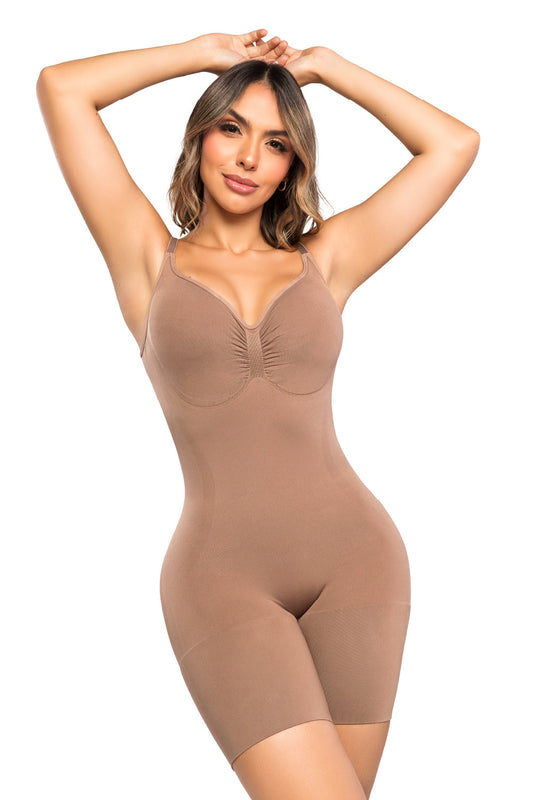 - Faja corta SMI7086 LA PROVOCATIVA con cierre frontal y realce natural
- Vista posterior de faja SMI7086 con encaje siliconado y soporte lateral
- Detalle del sistema de broches y panty Ultrainvisible incluido en SMI7086