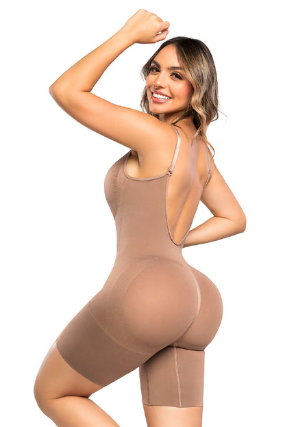 - Faja corta SMI7086 LA PROVOCATIVA con cierre frontal y realce natural
- Vista posterior de faja SMI7086 con encaje siliconado y soporte lateral
- Detalle del sistema de broches y panty Ultrainvisible incluido en SMI7086