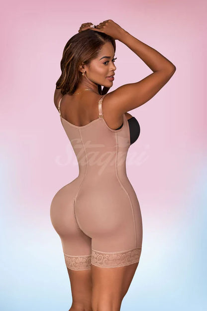Faja efecto lipo con triple lifting, invisible y moldeadora a media pierna.