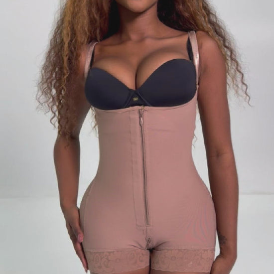 - Faja corta SMI7086 LA PROVOCATIVA con cierre frontal y realce natural
- Vista posterior de faja SMI7086 con encaje siliconado y soporte lateral
- Detalle del sistema de broches y panty Ultrainvisible incluido en SMI7086