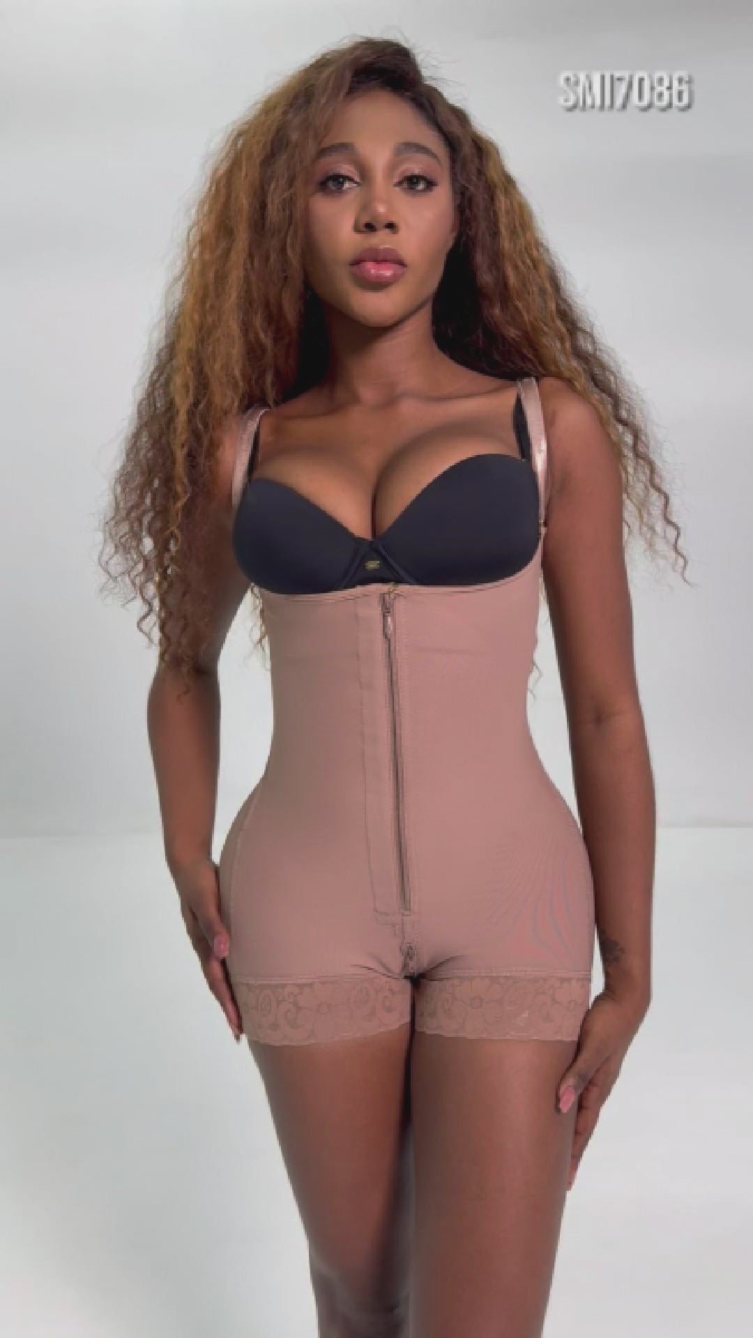 - Faja corta SMI7086 LA PROVOCATIVA con cierre frontal y realce natural
- Vista posterior de faja SMI7086 con encaje siliconado y soporte lateral
- Detalle del sistema de broches y panty Ultrainvisible incluido en SMI7086