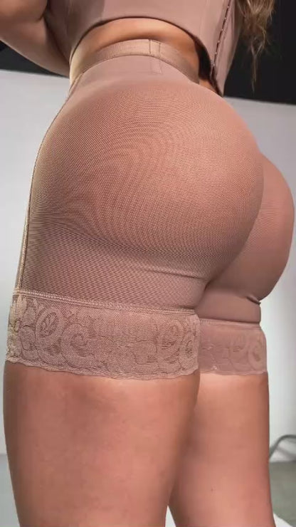 - Panty Ultrainvisible SMI4000 ATRACTIVA con encaje y control abdominal
- Vista posterior de panty moldeador con realce natural y efecto redondeado
- Detalle de encaje funcional y ajuste invisible del SMI4000