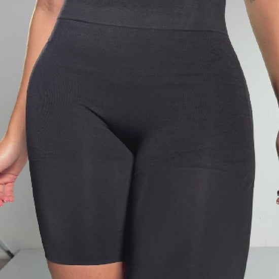 - Short moldeador invisible SMI04052 con cintura alta
- Diseño Seamfree con compresión media en abdomen
- Efecto lifting natural en la parte posterior