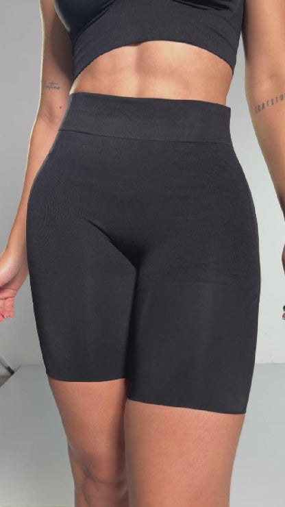 - Short moldeador invisible SMI04052 con cintura alta
- Diseño Seamfree con compresión media en abdomen
- Efecto lifting natural en la parte posterior