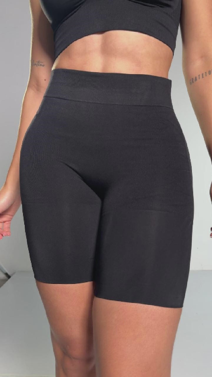 - Short moldeador invisible SMI04052 con cintura alta
- Diseño Seamfree con compresión media en abdomen
- Efecto lifting natural en la parte posterior