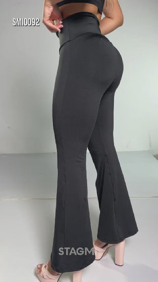 - Leggings SMI0079 ESSENTIALS con faja interna y efecto lifting
- Vista lateral con tiro alto y tecnología Ultrainvisible
- Detalle posterior con levantamiento natural y pretina moldeadora